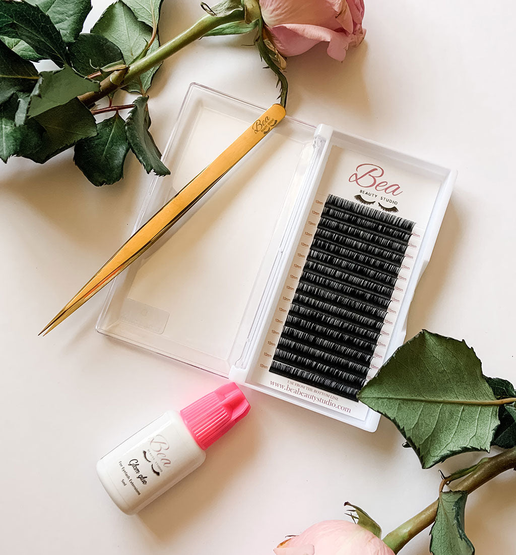 DD Curl Lash Tray .03 on a white background  surrounded by flowers.