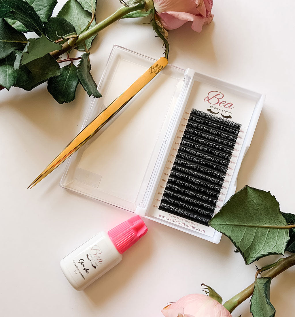 DD Curl Lash Tray .05 on a white background  surrounded by flowers.